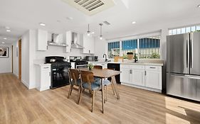 Modern Getaway In The Heart Of La Near Usc, Private Room With Share Living Room And Kitchen